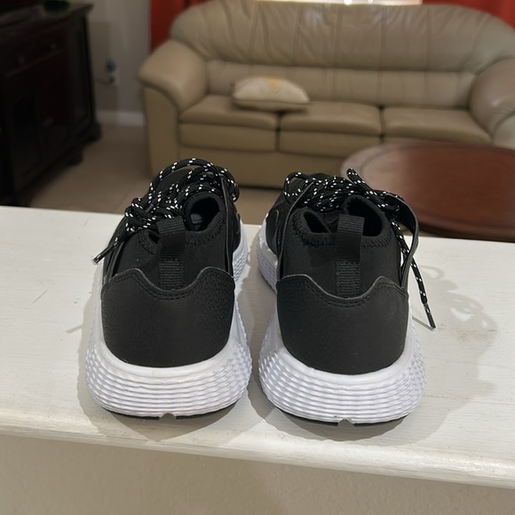 Everlast Women’s Raegen Running Shoes Size 10 

New without box.

Bin #10 - Picture 5 of 7